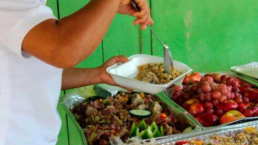Comedores Económicos llevan alimentos a más de 200 personas en El Seibo