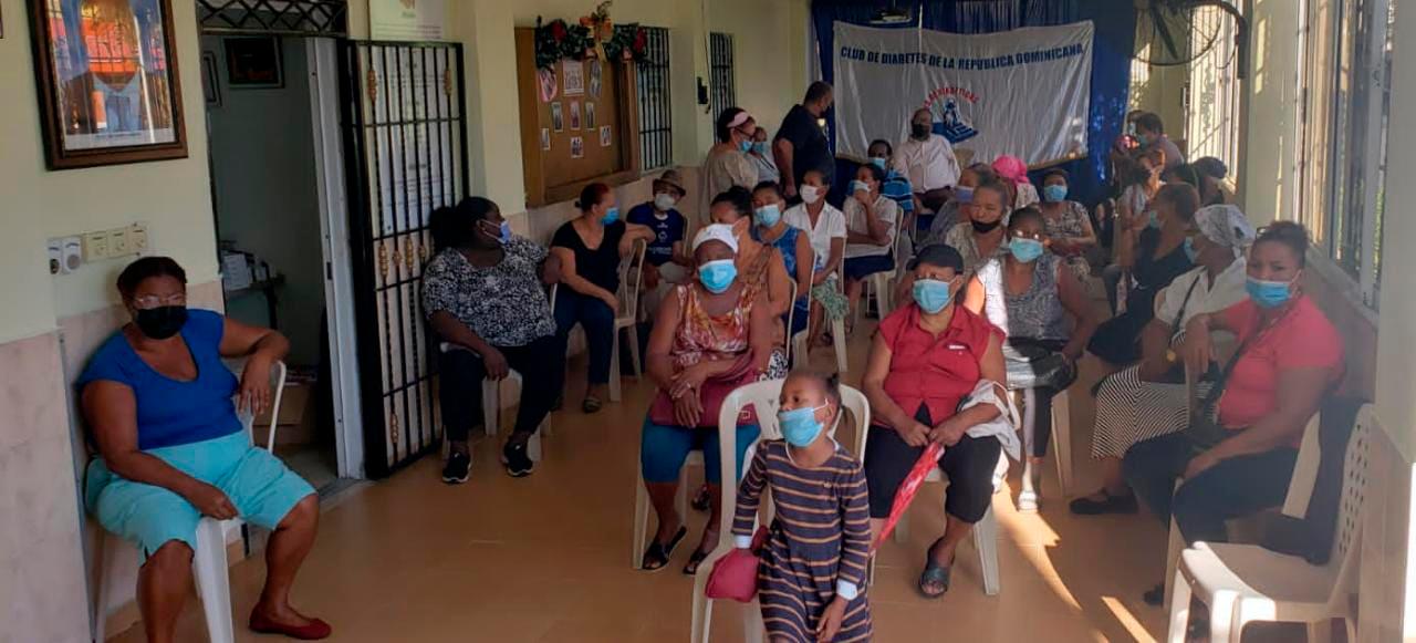 Residentes del ensanche Espaillat acuden a chequeo médico.