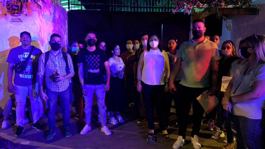 Venezolanos reclaman ser atendidos en embajada tras más de 12 horas de espera