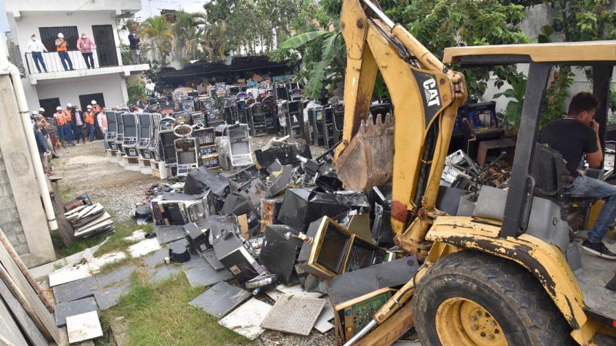 Hacienda destruye 4,462 máquinas tragamonedas y equipos confiscados