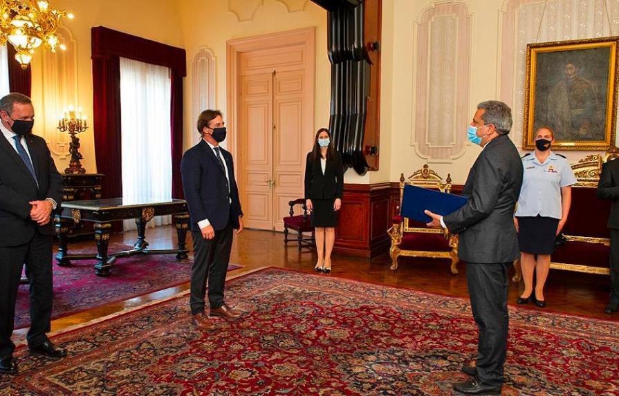 Fidel Santana presenta credenciales como embajador en Uruguay 