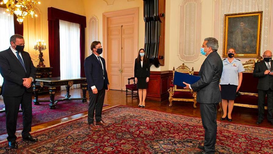 Fidel Santana presenta credenciales como embajador en Uruguay 