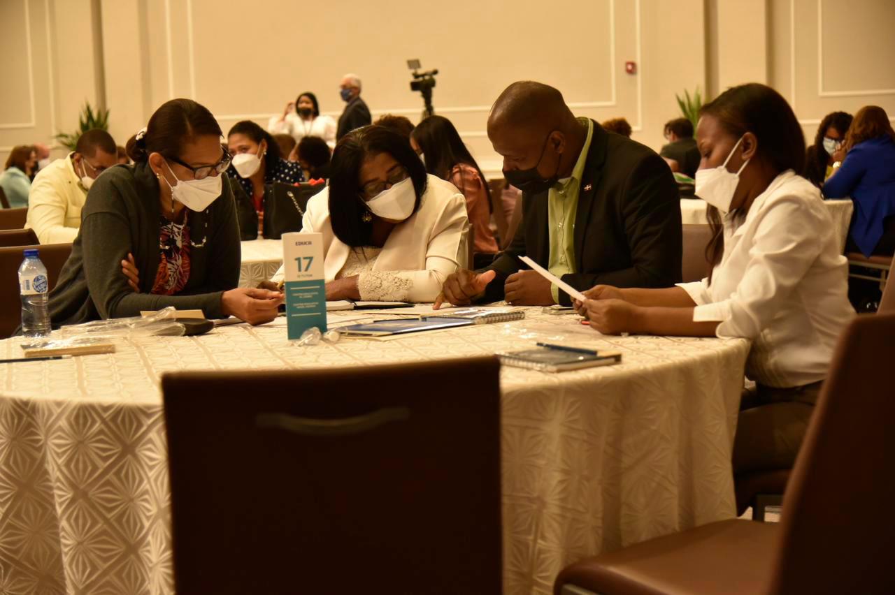 Parte de los docentes debatiendo las nuevas propuestas educativas.