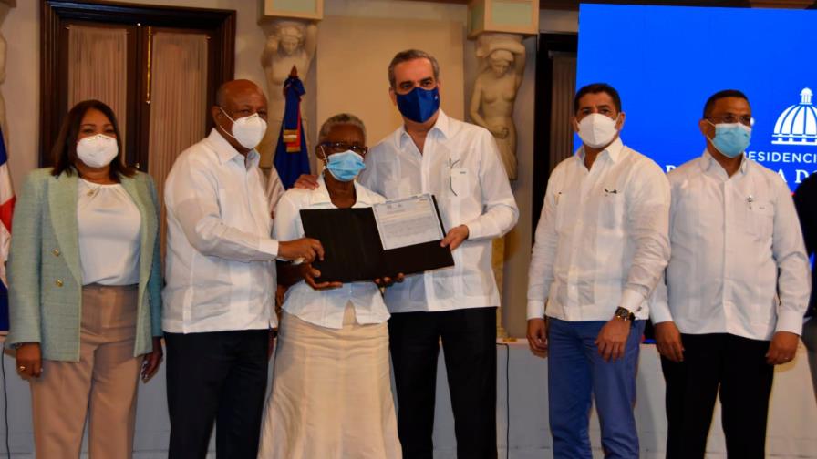 Parceleros de Hacienda Estrella reciben 667 títulos de propiedad Parceleros de Hacienda Estrella reciben 667 títulos de propiedad