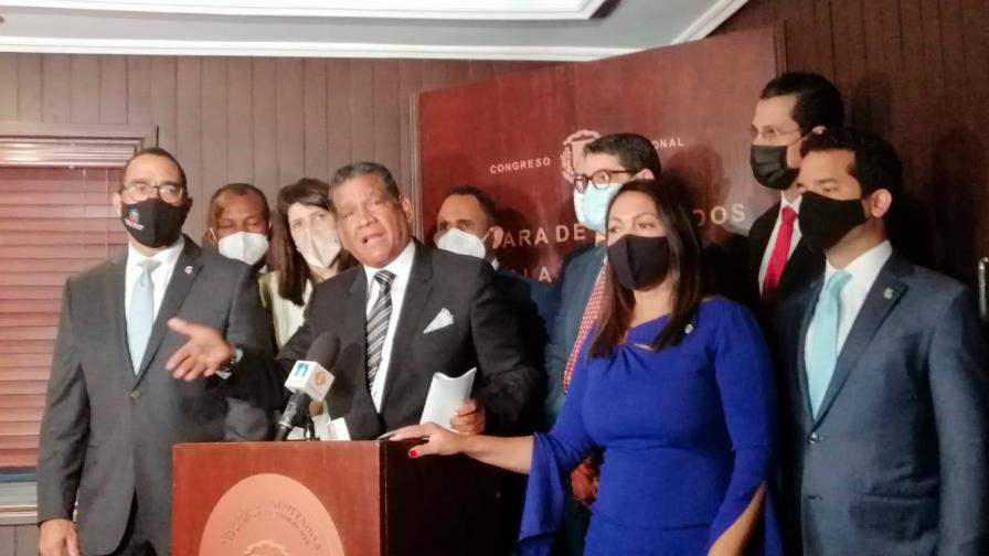 Diputados de la Fuerza del Pueblo piden que otorguen salario 14 a los maestros