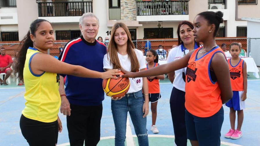 Dedican Copa Navideña de basket a Rolando Sebelén