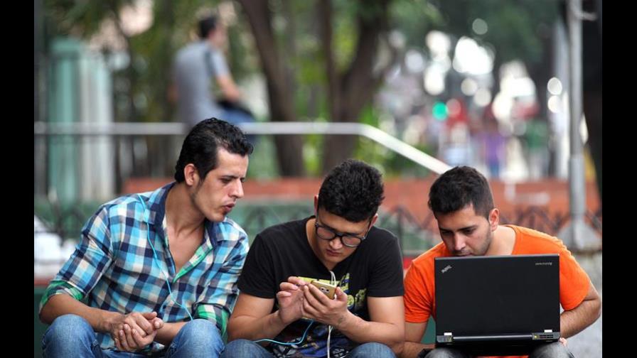 Cuba creció 25 % en uso de redes sociales en 2017 y aumentó visitas a YouTube Cuba creció 25 % en uso de redes sociales en 2017 y aumentó visitas a YouTube