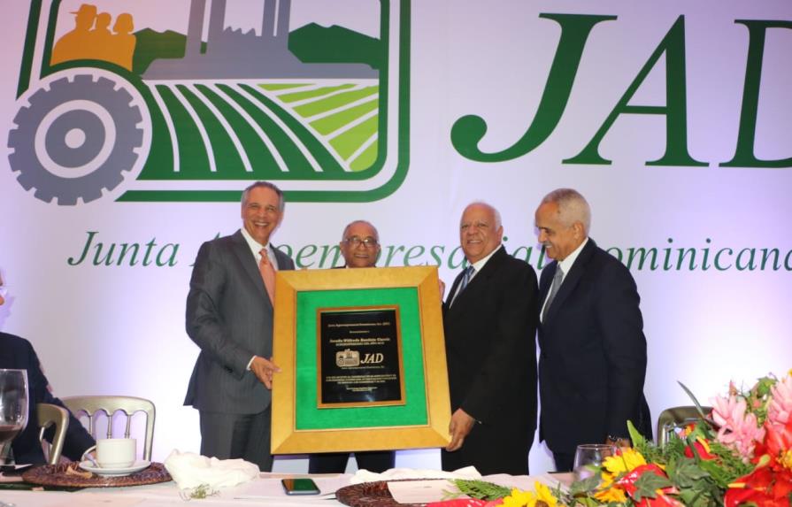 Wilfredo Bautista recibe galardón de Agroempresario del Año 2018