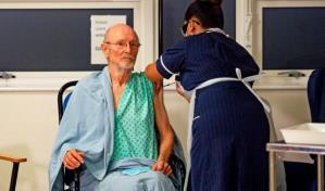 Anciano llamado William Shakespeare, primer hombre en vacunarse con Pfizer contra el COVID