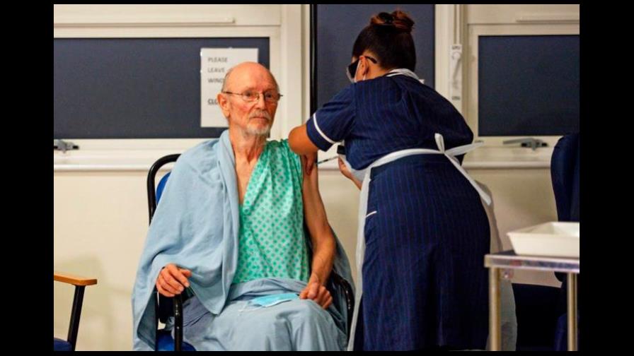 Anciano llamado William Shakespeare, primer hombre en vacunarse con Pfizer contra el COVID