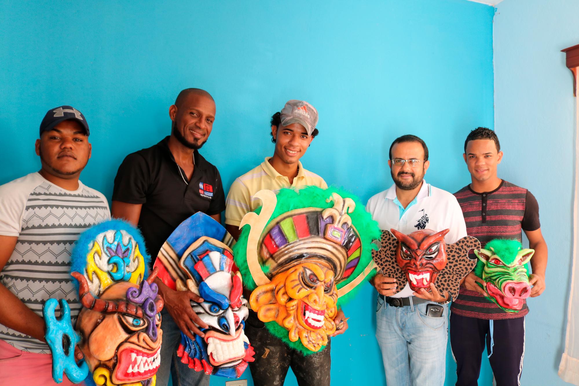 Wilton Valdez y Heberto Castillo, junto a tres miembros del Club Evangelina Rodríguez y de la organización del carnaval.
