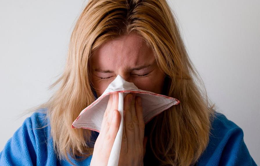 ¿Cómo puede distinguir la gripe y del COVID-19?