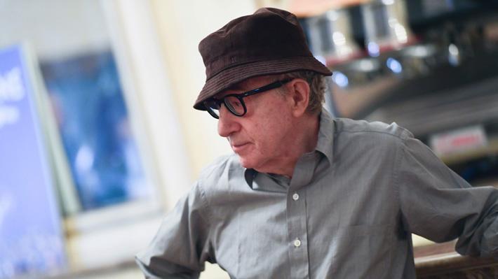 Woody Allen cambia repentinamente de editorial y publica sus polémicas memorias sin avisar 