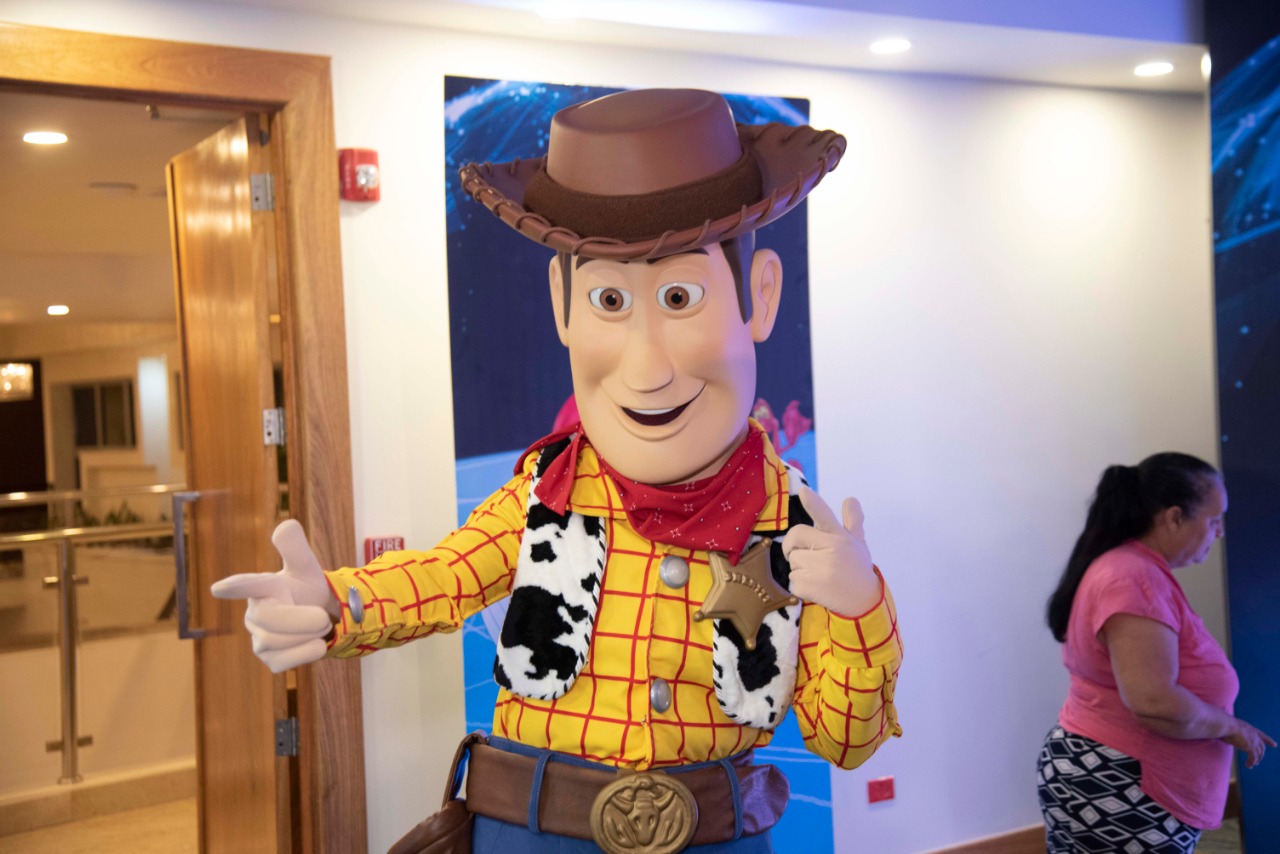 Woody de Toy Story apareció durante el encuentro con la prensa para divertir a los niños