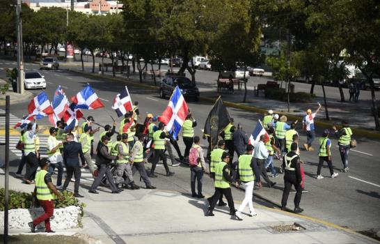 Organizaciones que luchan contra presencia haitiana se manifiestan en Parque Mirador Sur