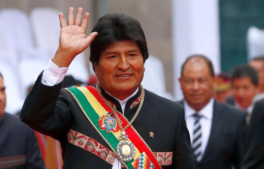 Evo Morales pasa a pie la frontera con Perú para ir a la posesión de Castillo
