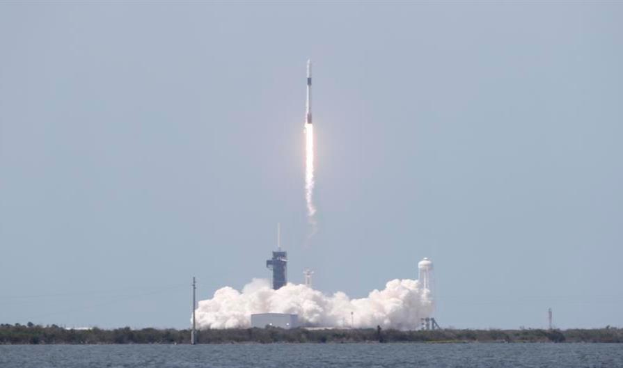 SpaceX inicia la era de las misiones comerciales al espacio
