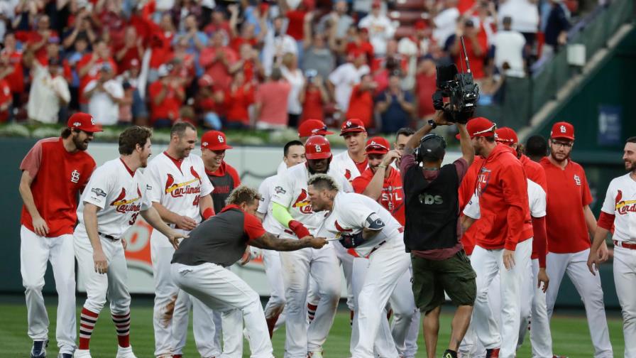 Ozuna da dos jonrones; Molina responde y Cardenales iguala serie ante Bravos