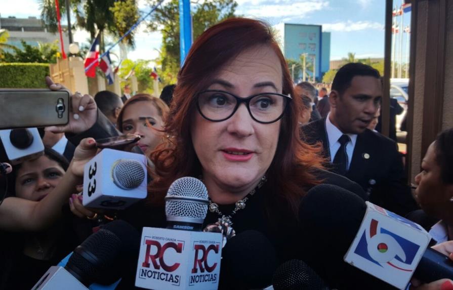 Ministra de la Mujer dice por qué no cancelará al abogado Pérez Volquez 
