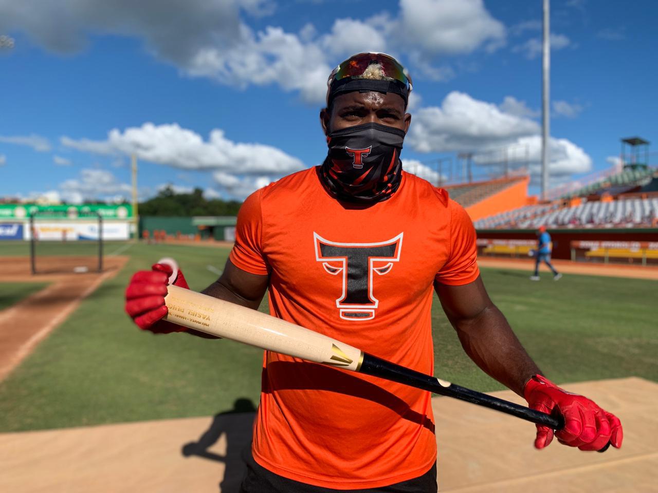 El jugador cubano Yasiel Puig proyecta ir hasta donde vayan los Toros del Este en la pelota invernal dominicana. (Prensa/Toros del Este)