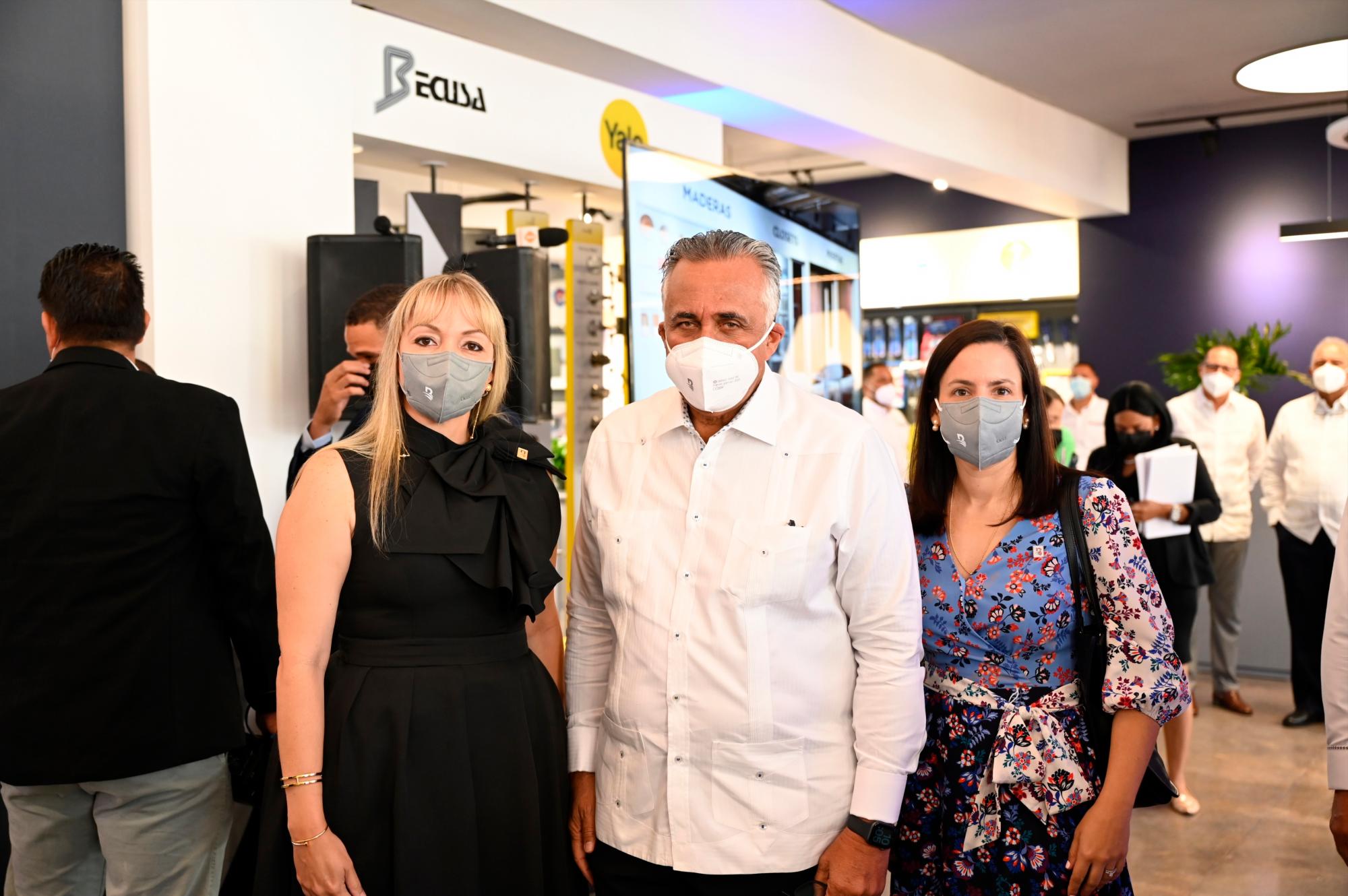 Yenniffer García, Luis Mejía Oviedo y Linda Sánchez.