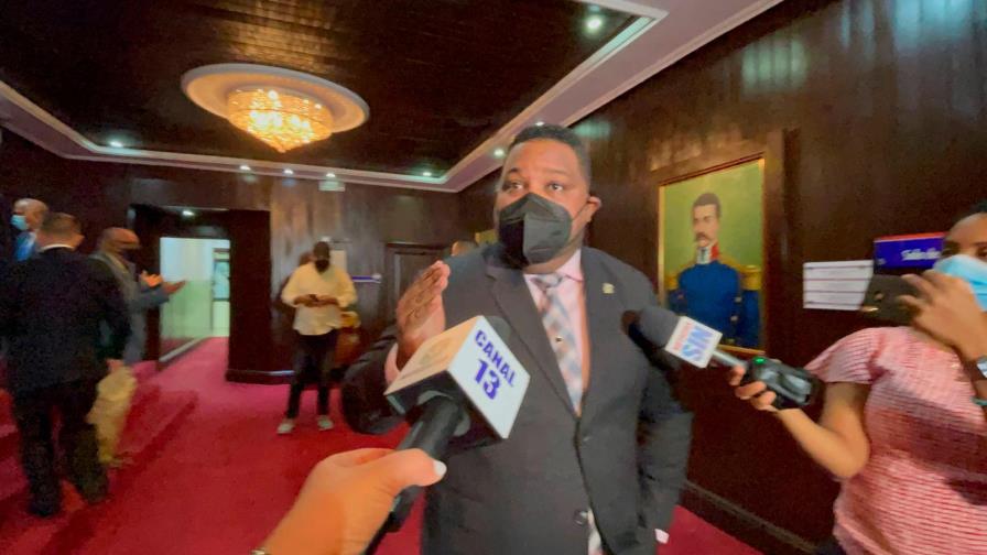 Diputado pide aumento salarial para empleados públicos y privados