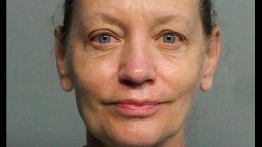 Acusan de crimen de odio a médica de Miami por atacar a hispano