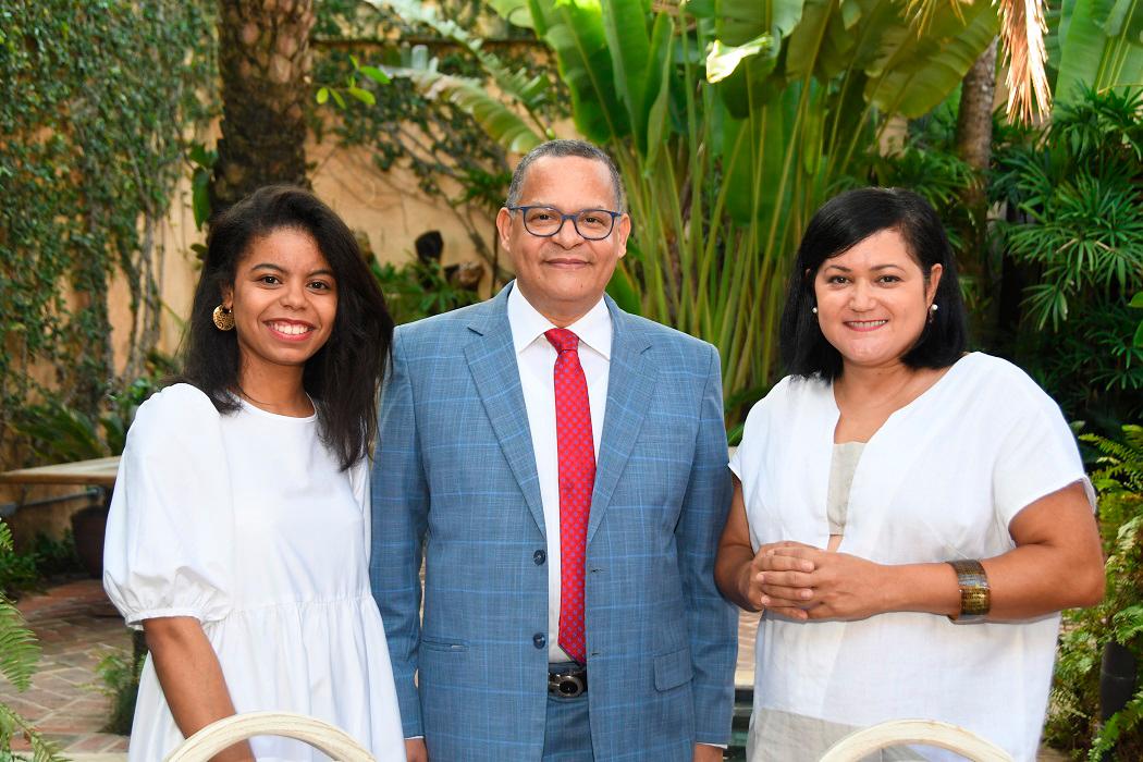 Yina Jiménez, Fausto Rosario y Sara Hemann.