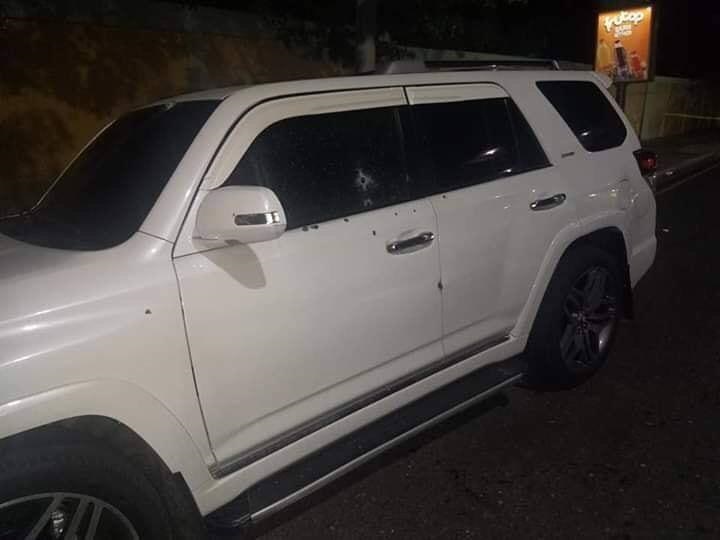 La yipeta en la que viajaba Francisco Alberto Gómez Páez (Francis el Cojo), muerto a tiros cuando circulaba por la avenida Francia del reparto Retiro Segundo, Nibaje, en Santiago.