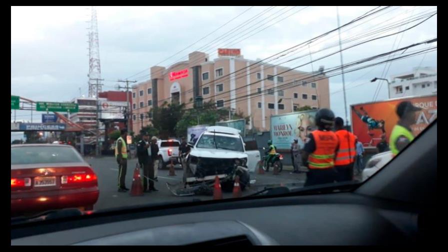 Vehículo accidentado en la avenida 27 de Febrero a la entrada del túnel causó largo tapón Vehículo accidentado en la avenida 27 de Febrero a la entrada del túnel causó largo tapón