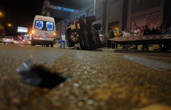 Una yipeta queda suspendida en dos ruedas al chocar con un carro en avenida Los Próceres