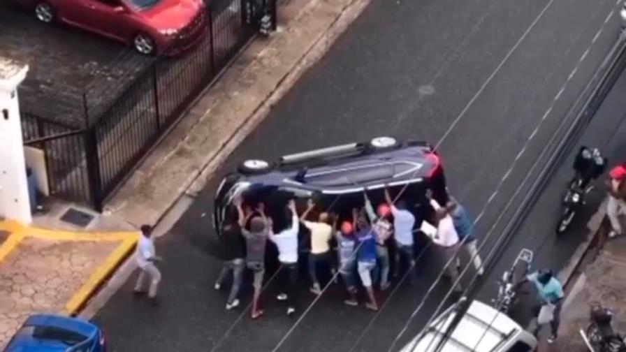 VIDEO | Se vuelca yipeta tras chocar con otro vehículo en la Max Henríquez Ureña 