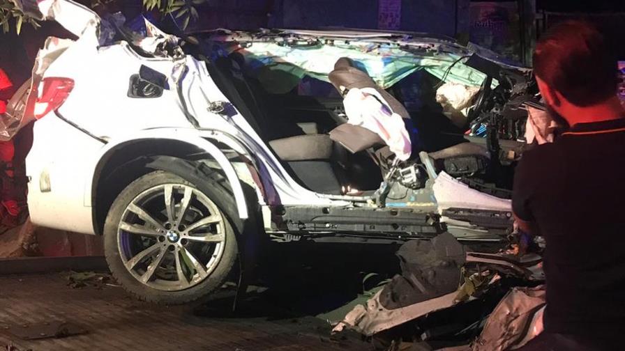 Dos muertos y un herido al estrellarse yipeta contra un poste en Santiago