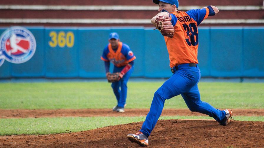 Cubano Yoen Socarrás reforzará pitcheo de Leones