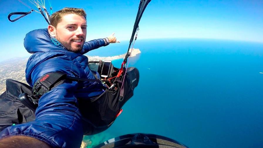 Muere youtuber español al intentar grabarse saltando en paracaídas Muere youtuber español al intentar grabarse saltando en paracaídas