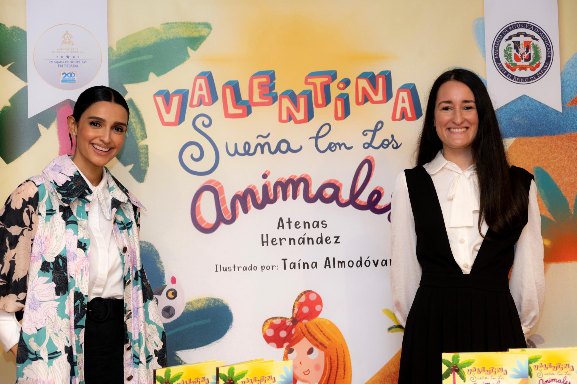Atenas Hernández y la ilustradora Taína Almodóvar.