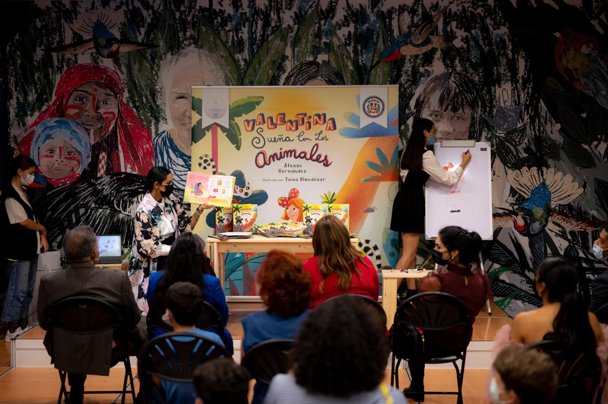 Atenas Hernández y Taína Almodóvar presentan el libro “Valentina sueña con los animales” durante la Feria del Libro de Madrid.