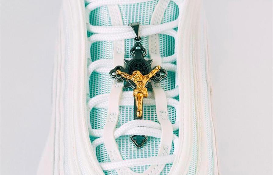Las “Zapatillas de Jesús” con agua bendita en las suelas, por 4.000 dólares