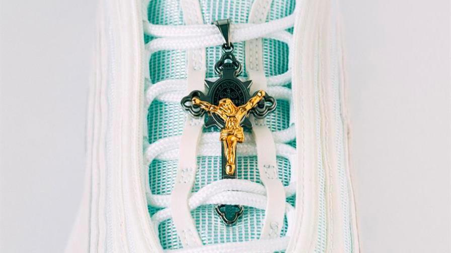 Las “Zapatillas de Jesús” con agua bendita en las suelas, por 4.000 dólares