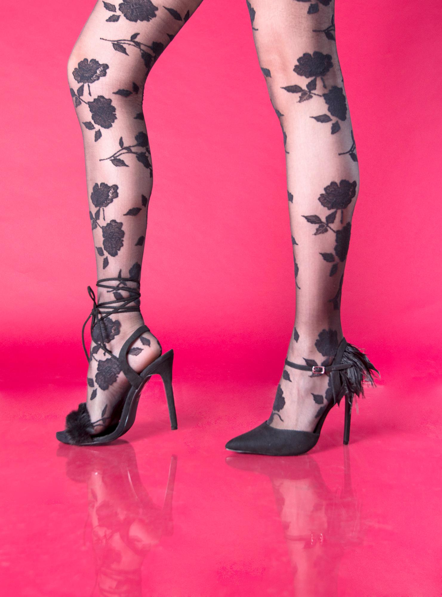 Zapatillas con aplicaciones en Fur sintético y zapatillas de punta con aplicaciones en plumas de Forever 21.