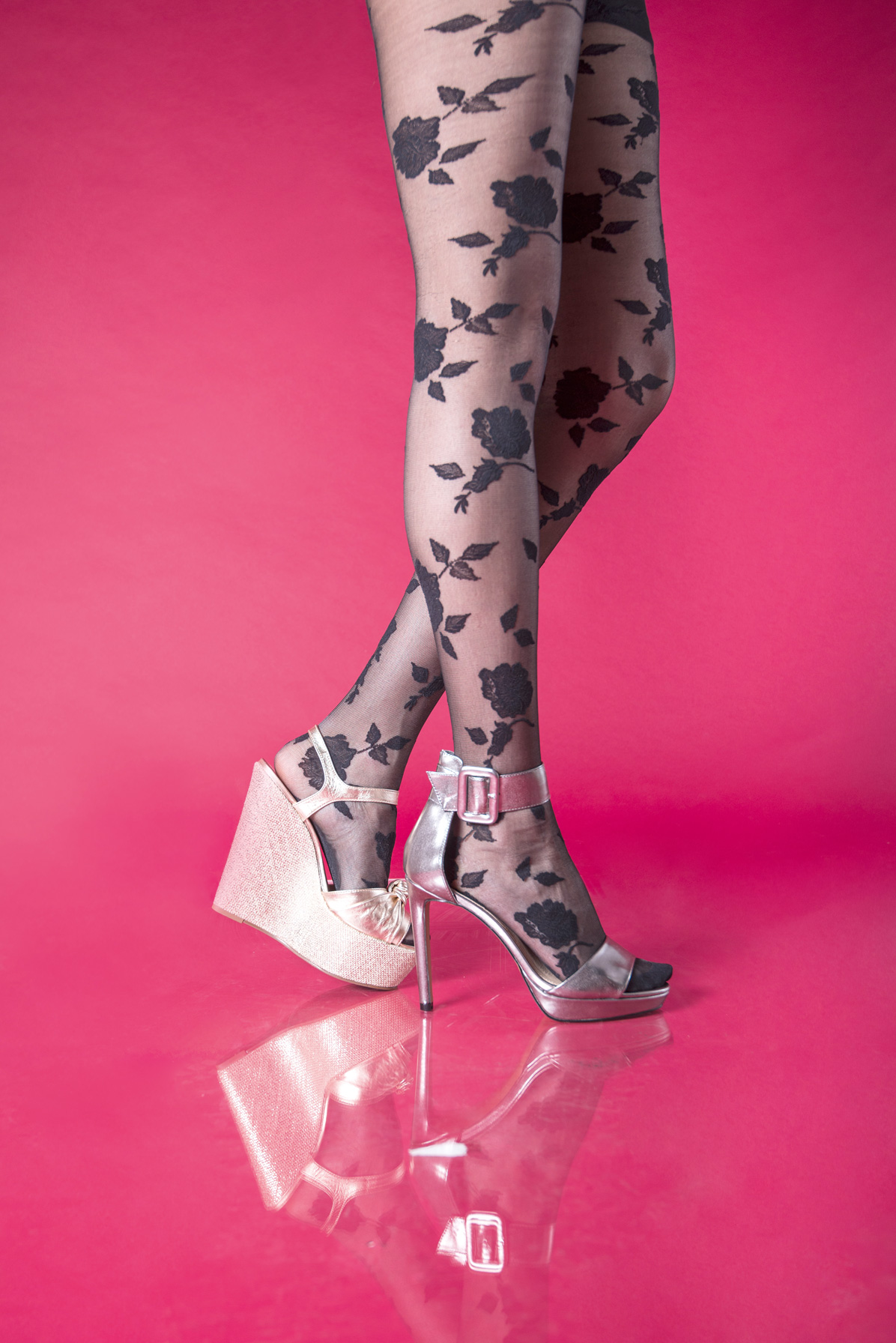 Plataformas corridas metálicas, de Jorge Bishop By Luz García( Laulet) y zapatillas metálicas de Steve Madden.