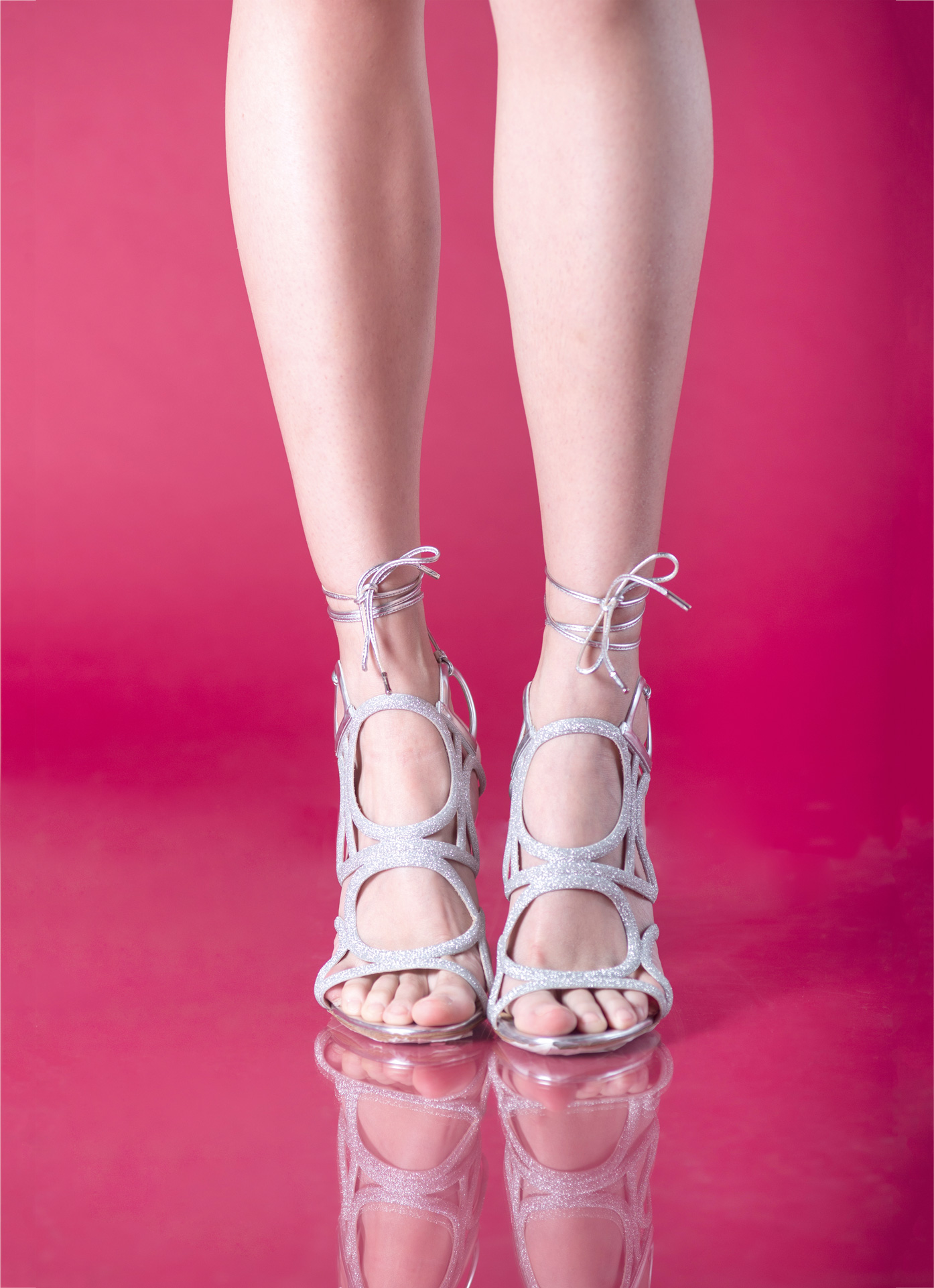 Zapatillas trenzadas en brillo y tacón en metal de la Boutique Salvatore Ferragamo de Blue Mall.