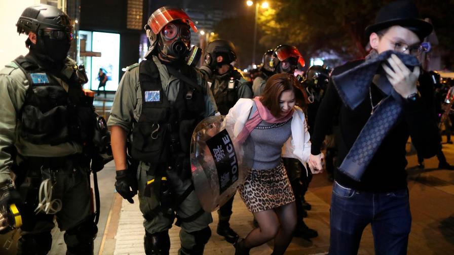 Hong Kong recibió la Navidad en una noche plagada de violencia