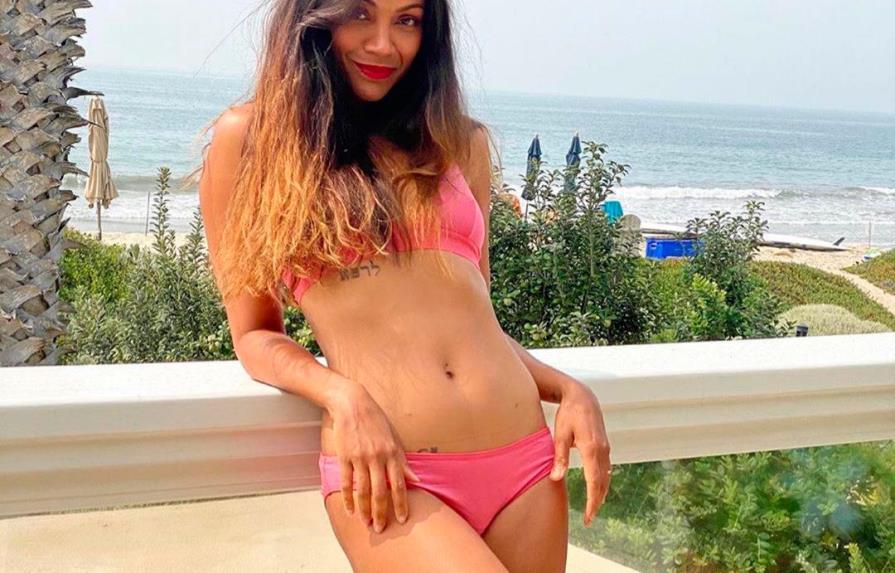 La razón de la foto en bikini color rosa de Zoé Saldaña