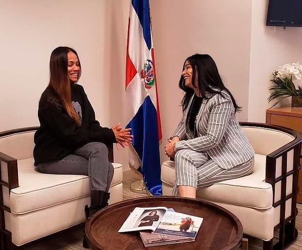 Zoé Saldaña visita consulado dominicano en California