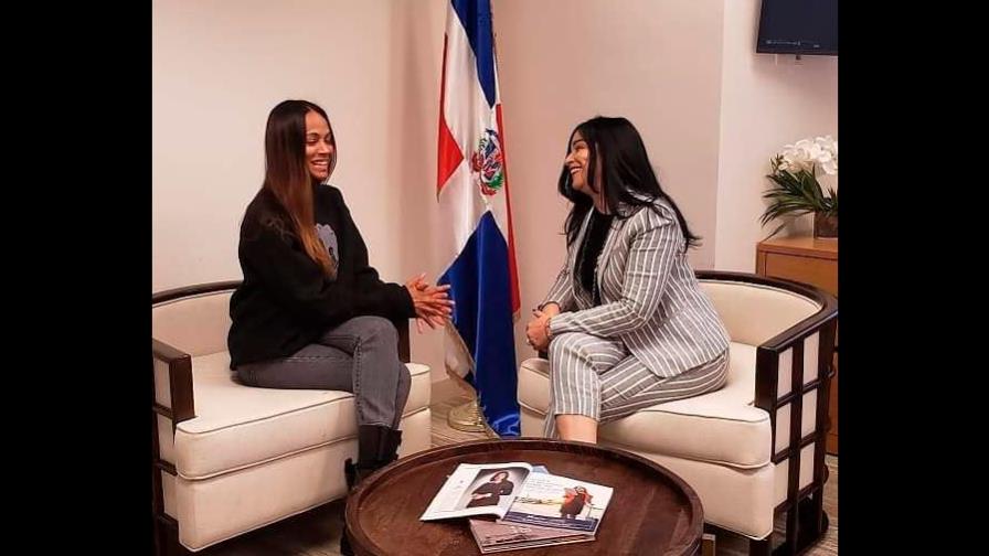 Zoé Saldaña visita consulado dominicano en California