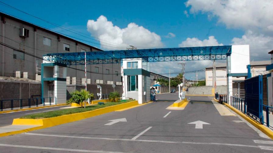 Empresas de zona franca reactivan con personal reducido sus actividades en Santiago