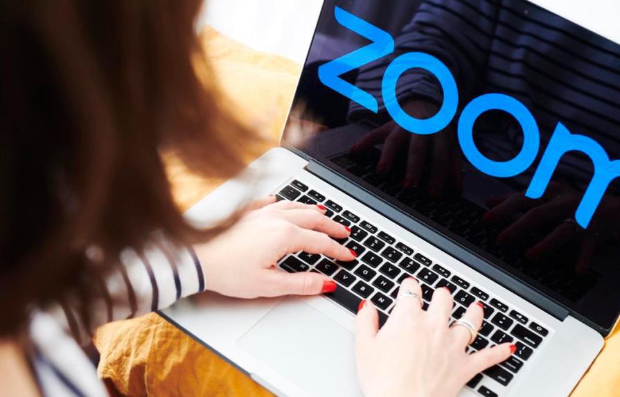 Empresa de EEUU despide a 900 trabajadores a través de Zoom