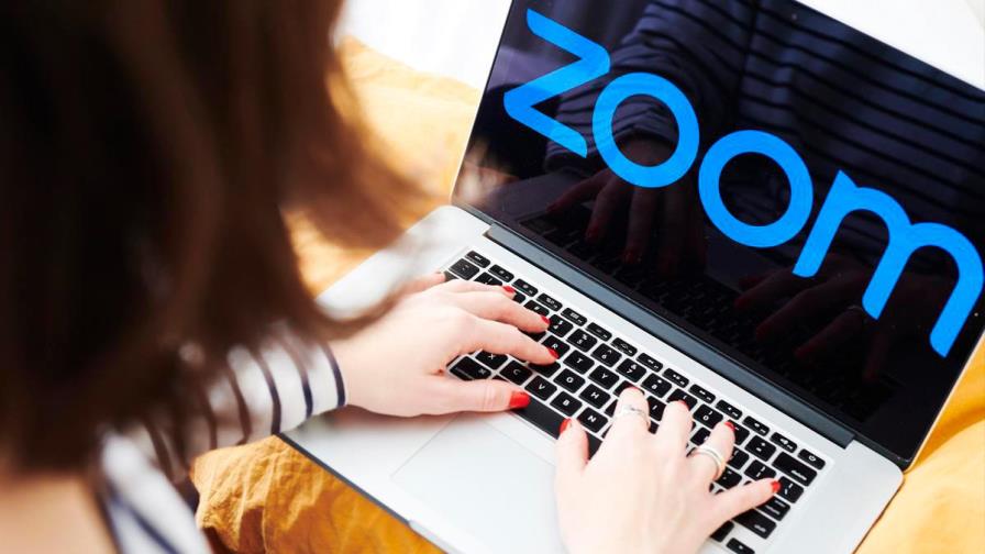 Empresa de EEUU despide a 900 trabajadores a través de Zoom