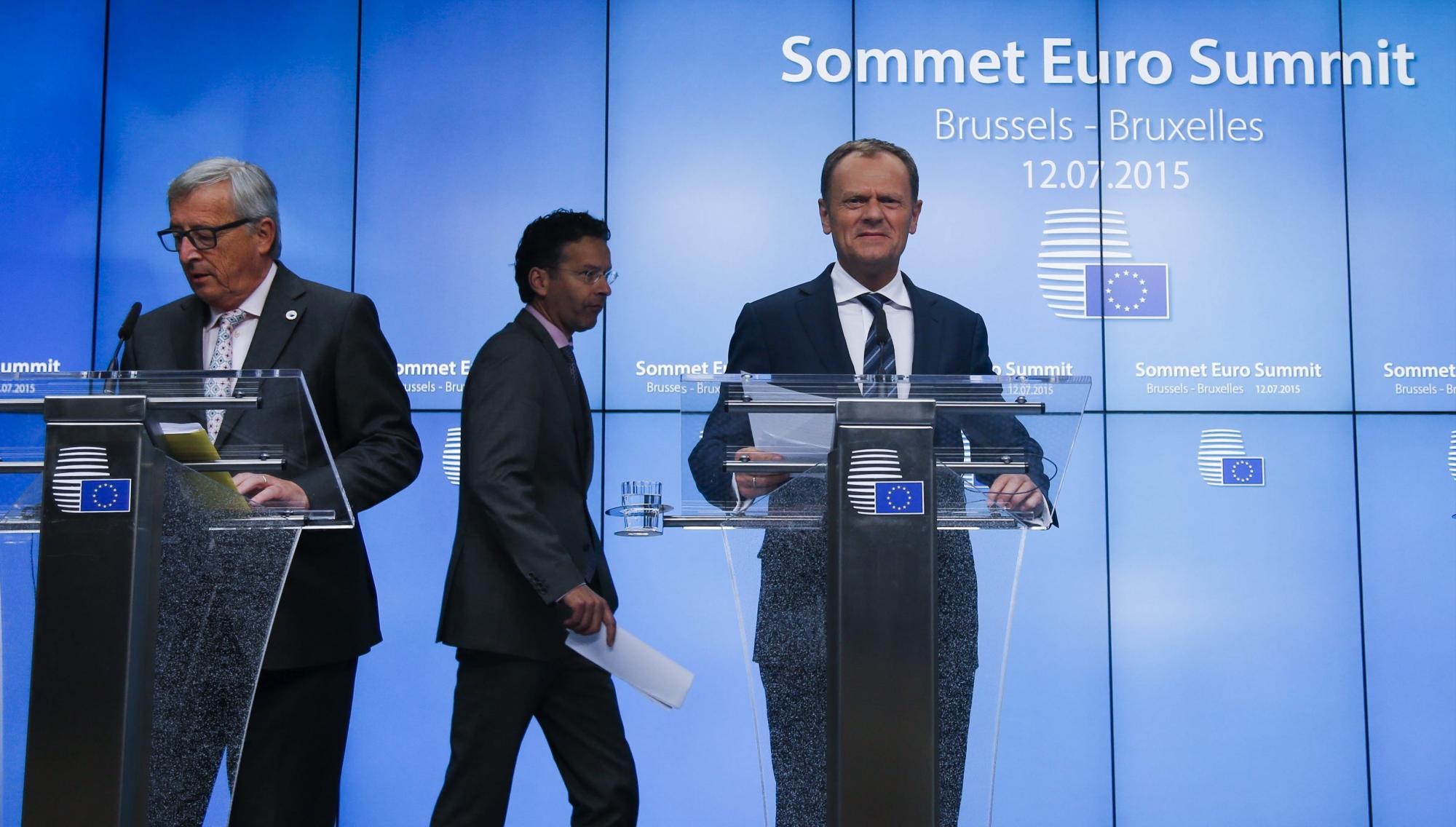  El presidente de la Comisión Europea, Jean-Claude Juncker (izq); el presidente del Consejo Europeo, Donald Tusk (c), y el presidente del Eurogrupo, Jeroen Dijsselbloem (2º izq), se disponen a dar una rueda de prensa tras finalizar la cumbre de líderes de la eurozona sobre la crisis en Grecia,en la sede del Consejo Europeo, en Bruselas (Bélgica), hoy 13 de julio de 2015. 